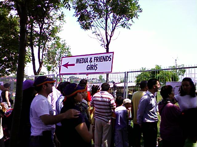 Arkadaş ve Basın girişi bu taraftan